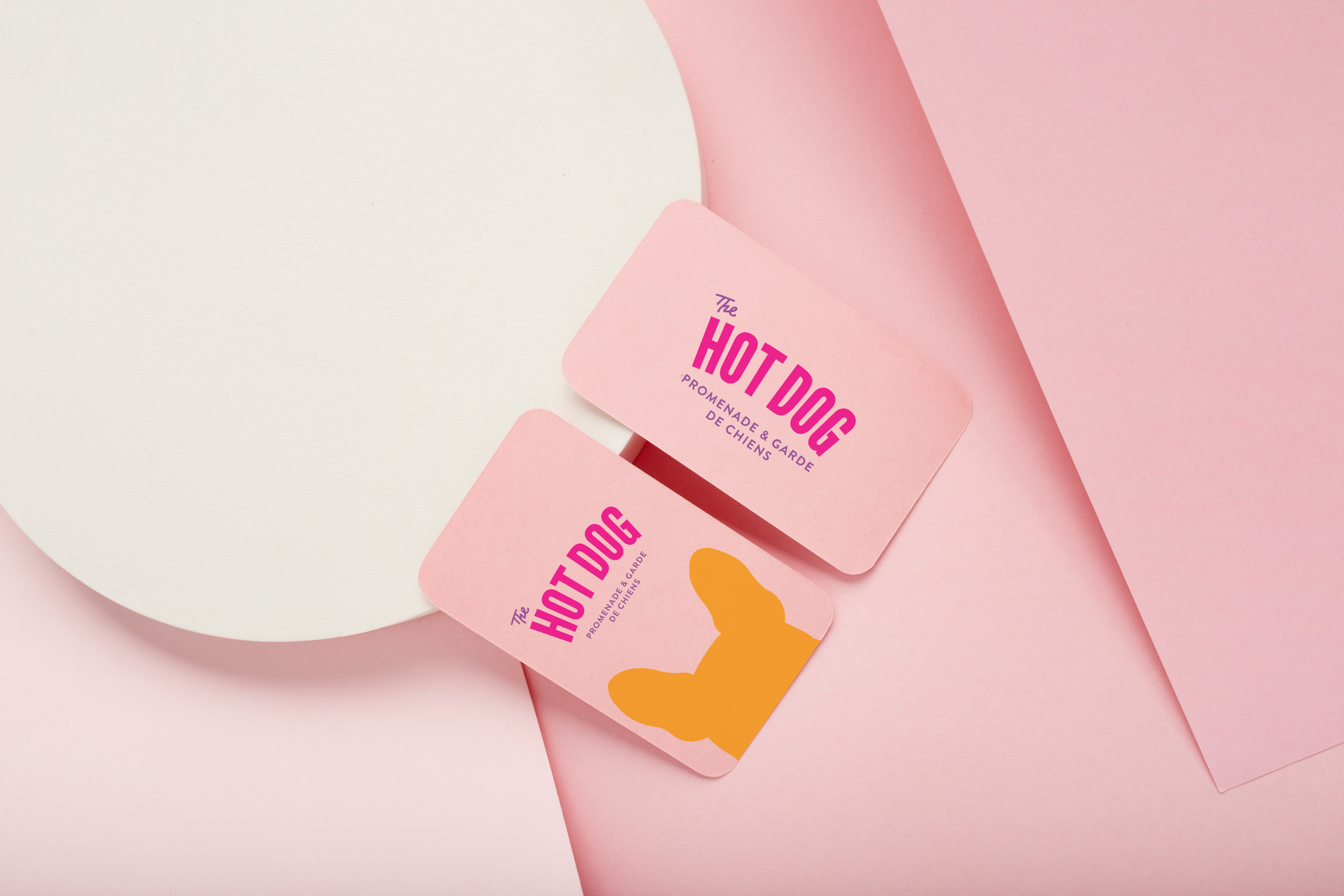 Cartes de visite roses du projet Hot Dog disposées sur une table