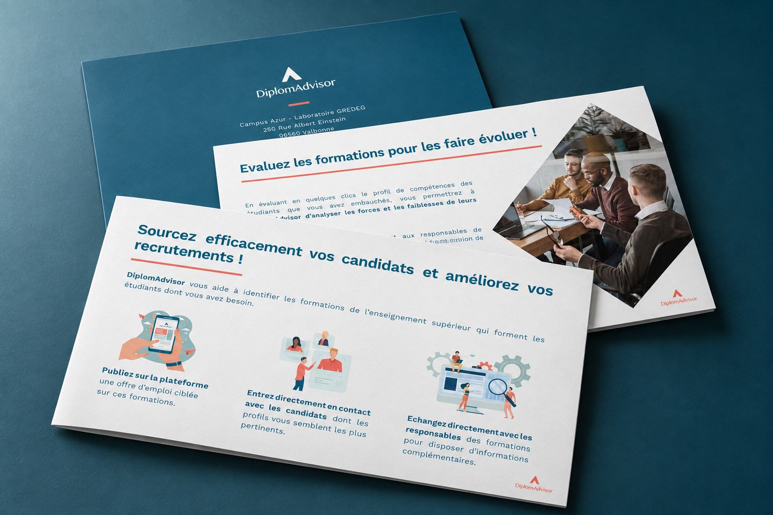 Pages imprimées de la plaquette DiplomAdvisor disposées en éventail
