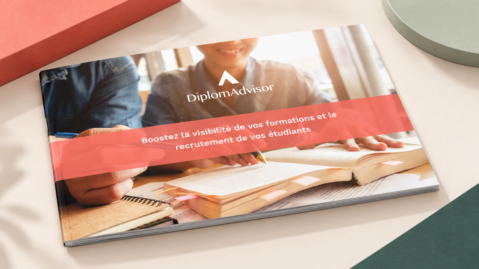 Plaquette Écoles DiplomAdvisor fermée, présentée en perspective