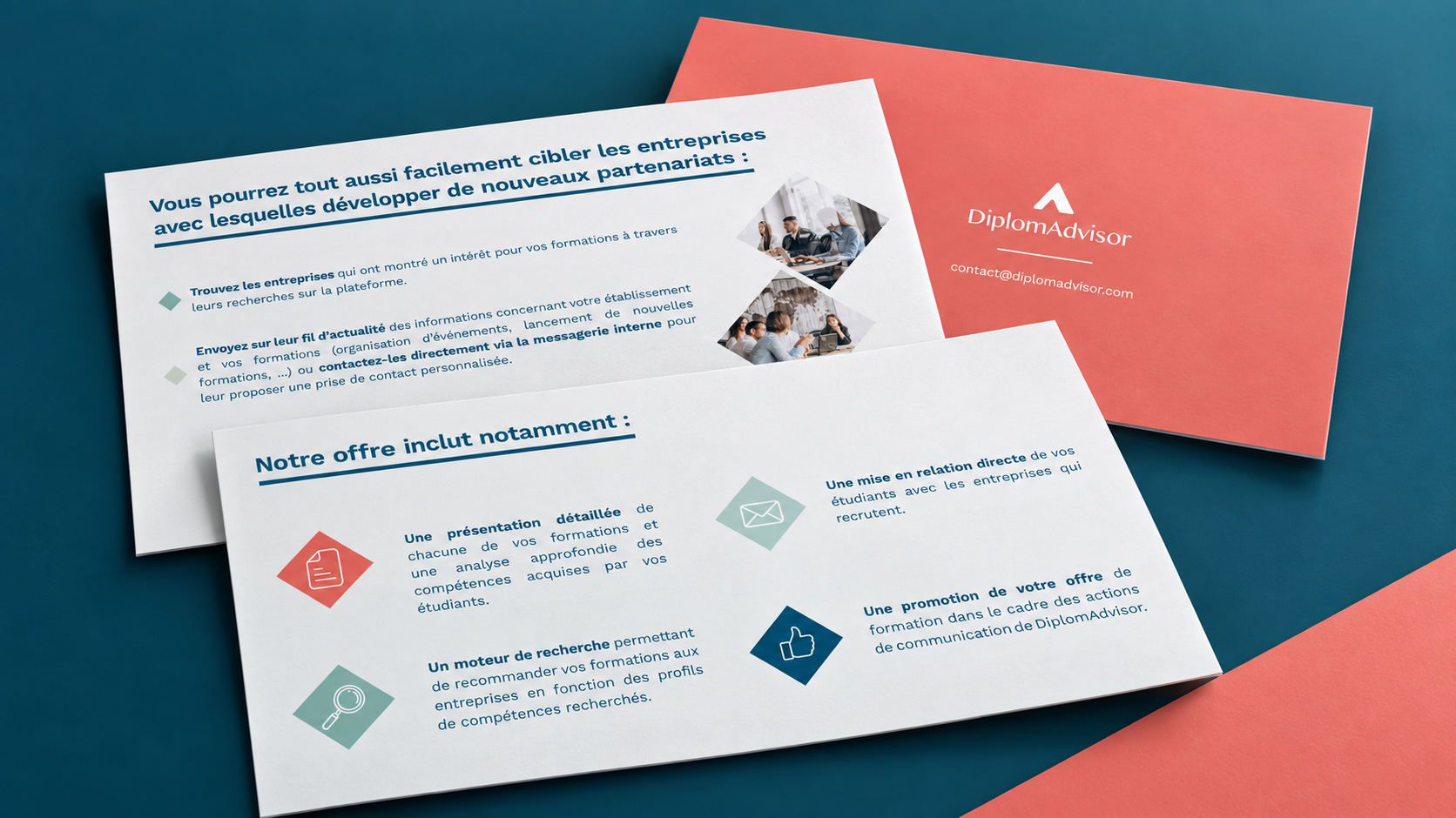 Pages imprimées de la plaquette Écoles DiplomAdvisor disposées en éventail