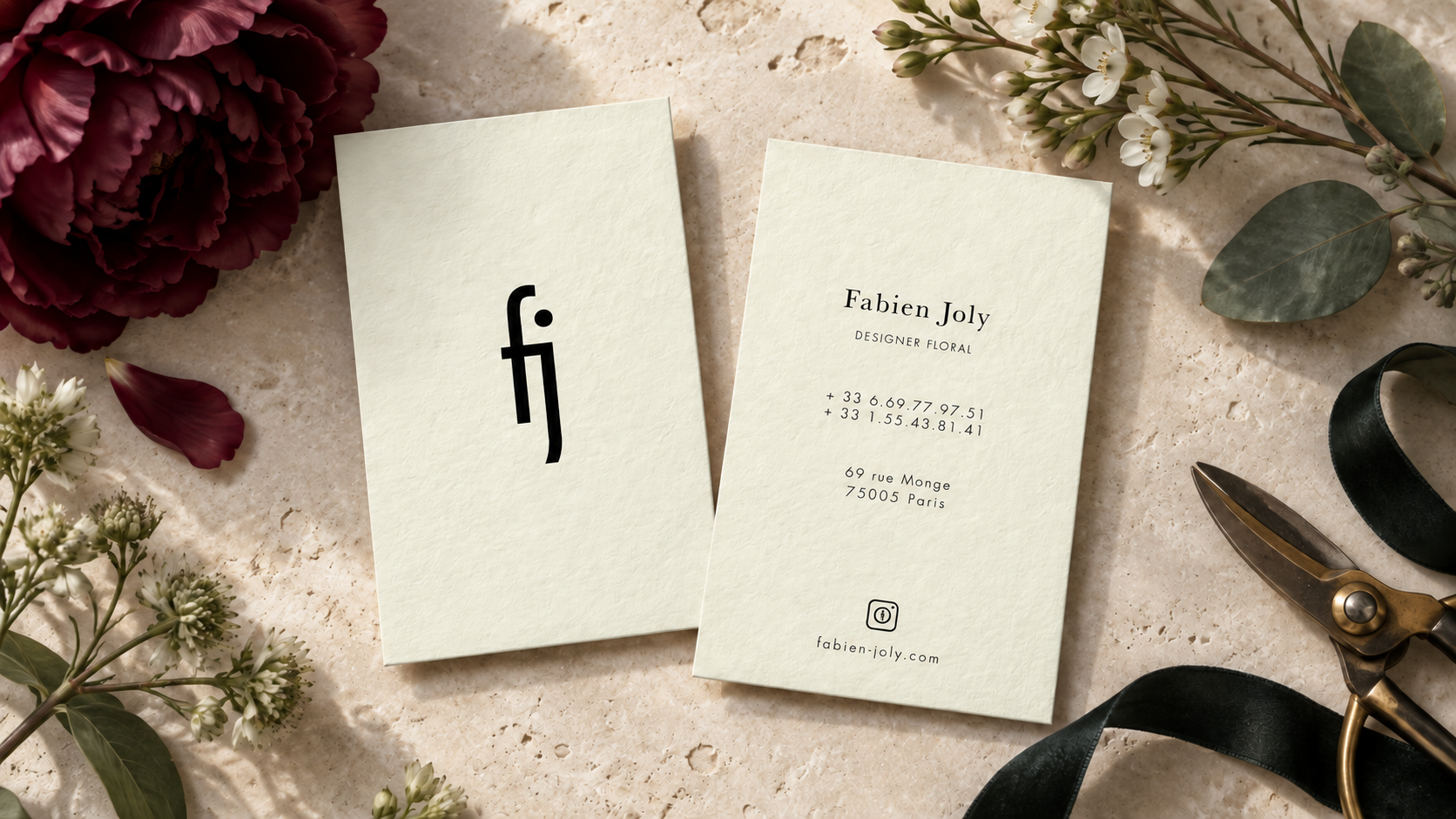 Recto et verso de la carte de visite Fabien Joly dans une mise en scène florale haut de gamme